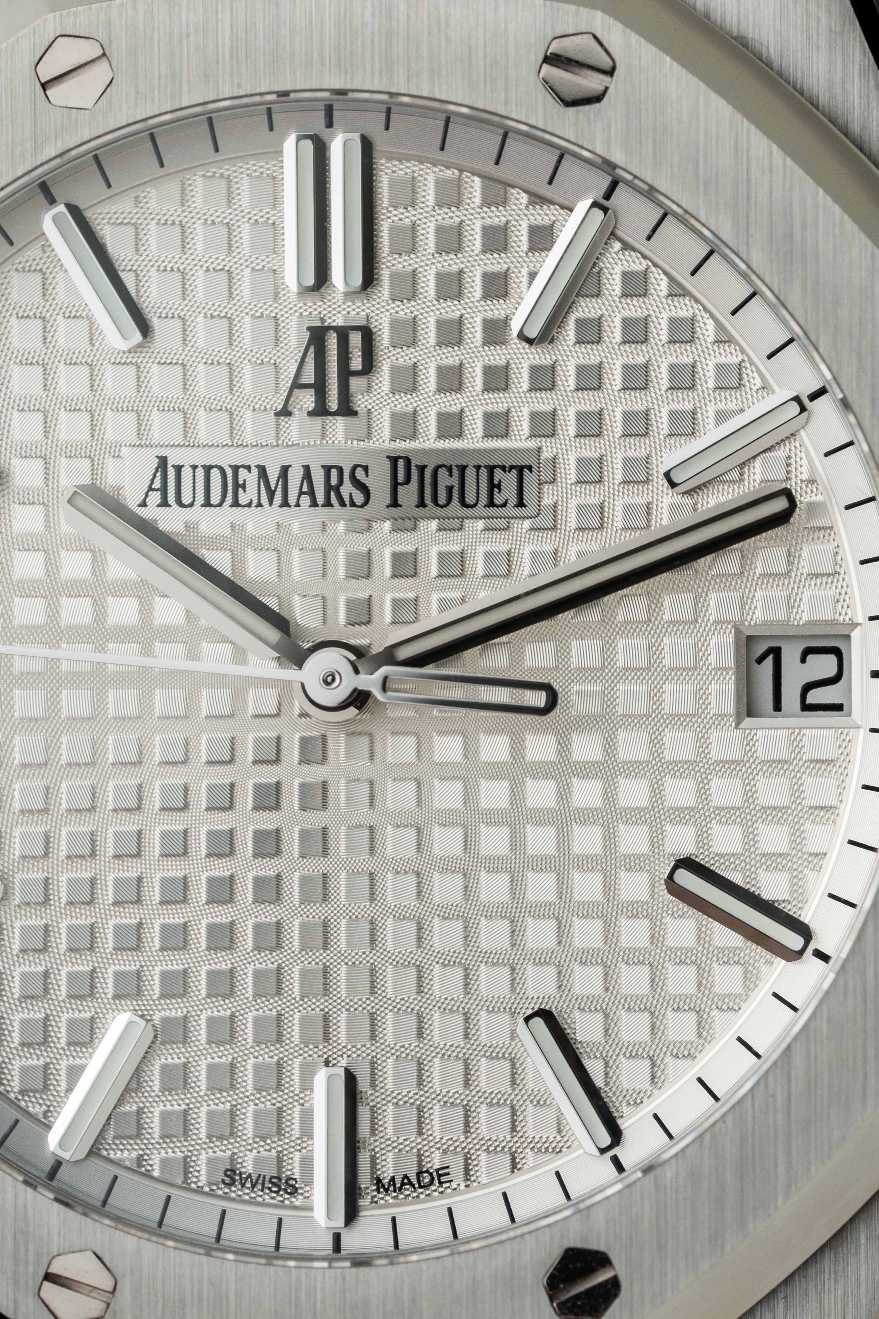 Audemars Piguet Royal Oak 41mm Ref. 15500ST.OO.1220ST.04 'White' Dial 2022 w/ Box & Papers