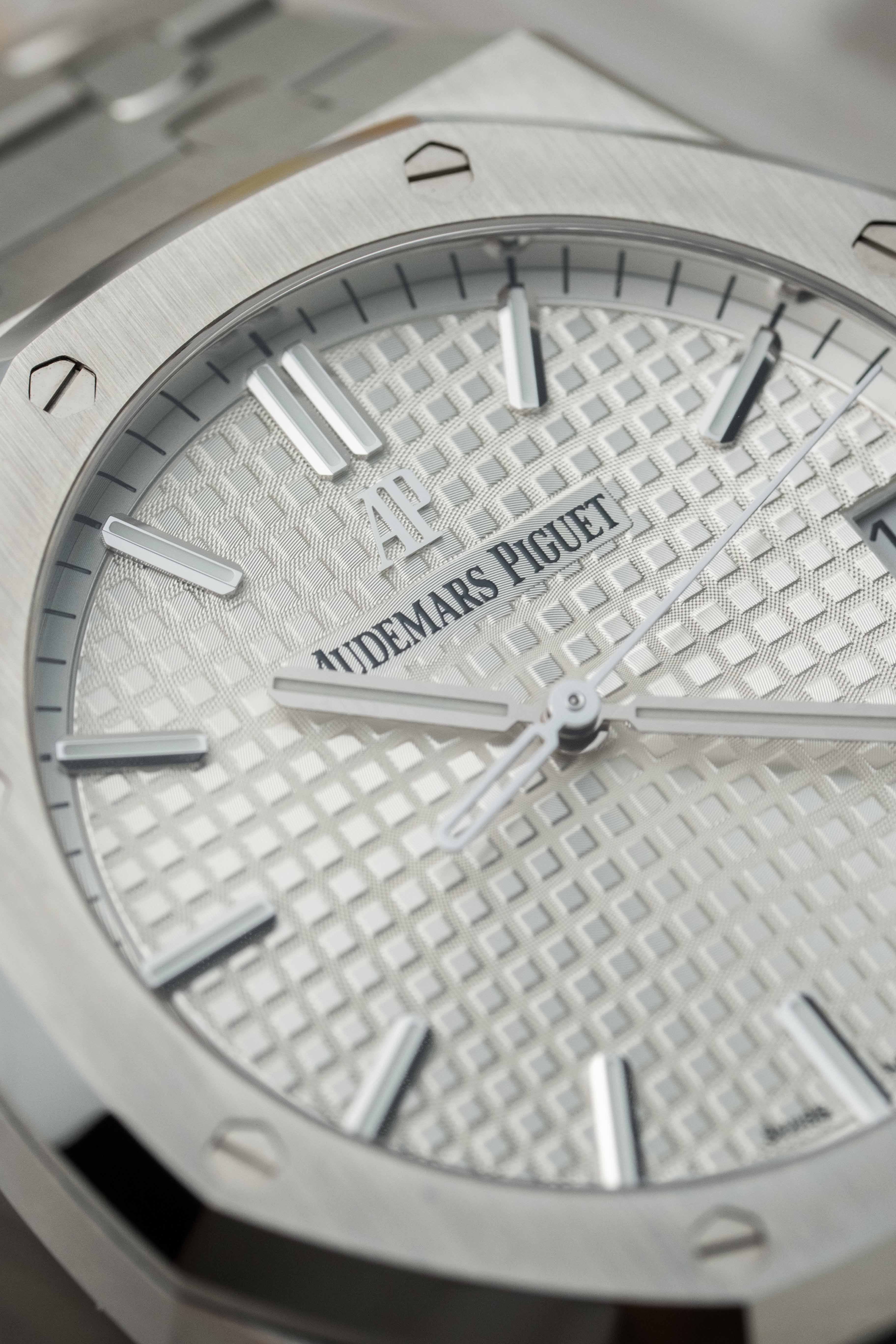 Audemars Piguet Royal Oak 41mm Ref. 15500ST.OO.1220ST.04 'White' Dial 2022 w/ Box & Papers